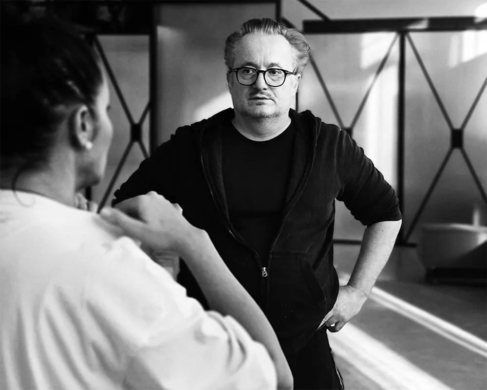 Mikołaj Cieślak - przygotowania do spektaklu - MediaQ Art